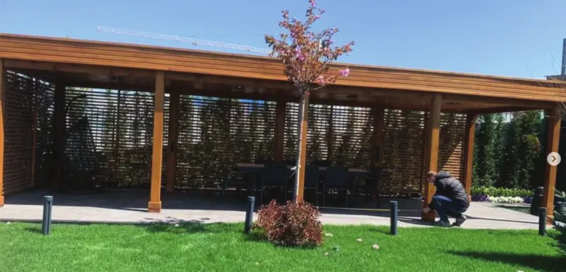 Ahşap pergola ve bahçe oturma alanı