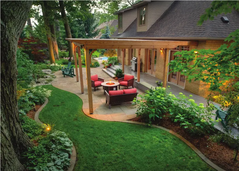 Ahşap pergola ve akşam aydınlatması — Abelia Botanik peyzaj projesi