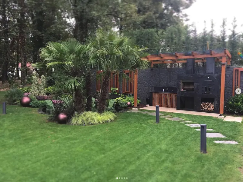 Pergola ve çim alan — Abelia Botanik peyzaj projesi