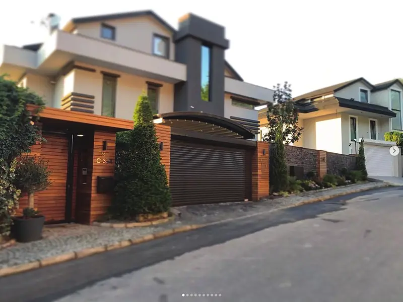 Ahşap kaplamalı modern villa bahçe girişi