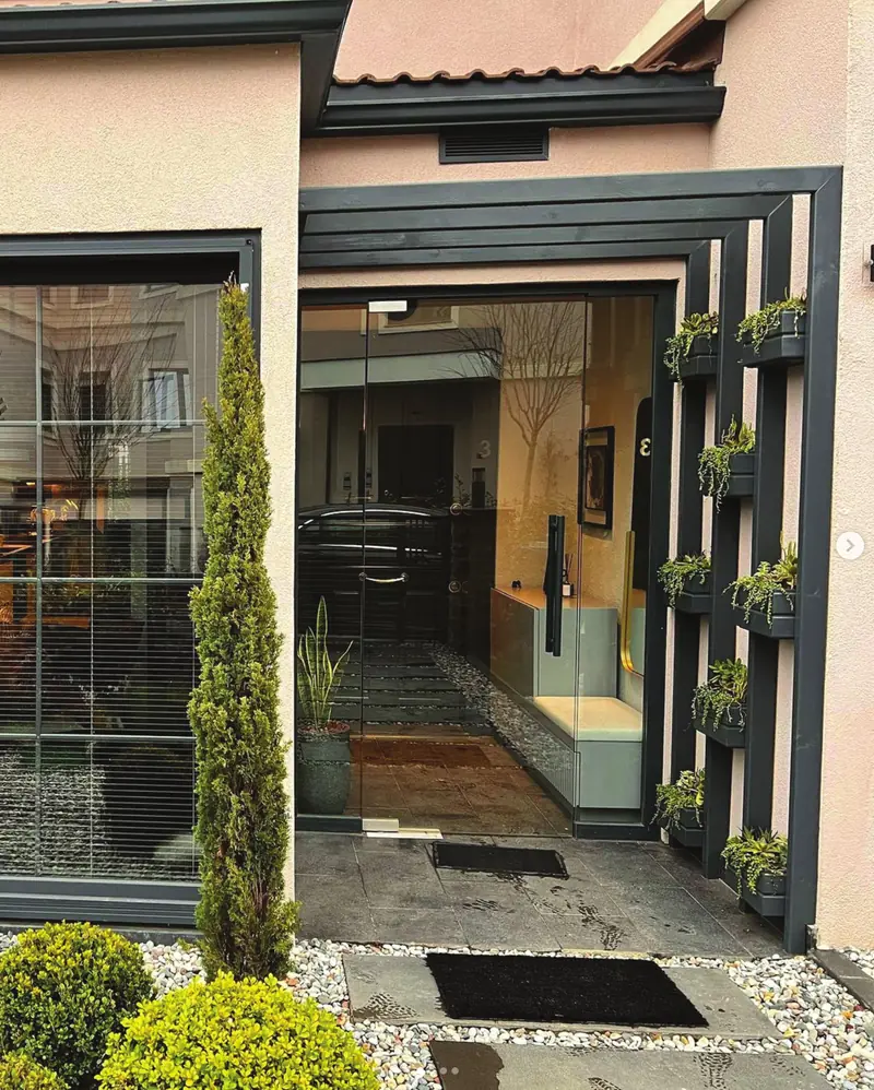 Bina girişi dikey saksılar — Abelia Botanik peyzaj projesi