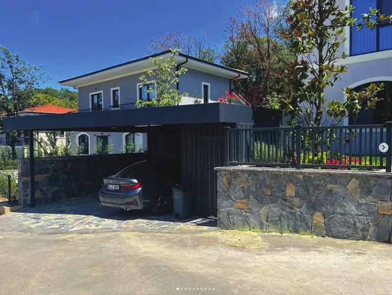 Villa önünde kapalı otopark alanı